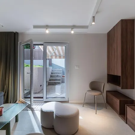 Lemon Tree Apartment *